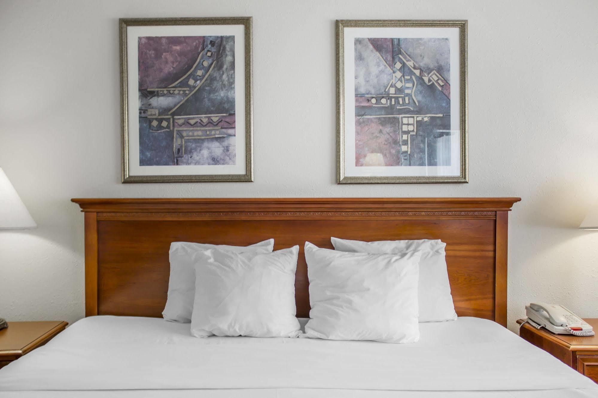 Norwood Inn Hudson Экстерьер фото