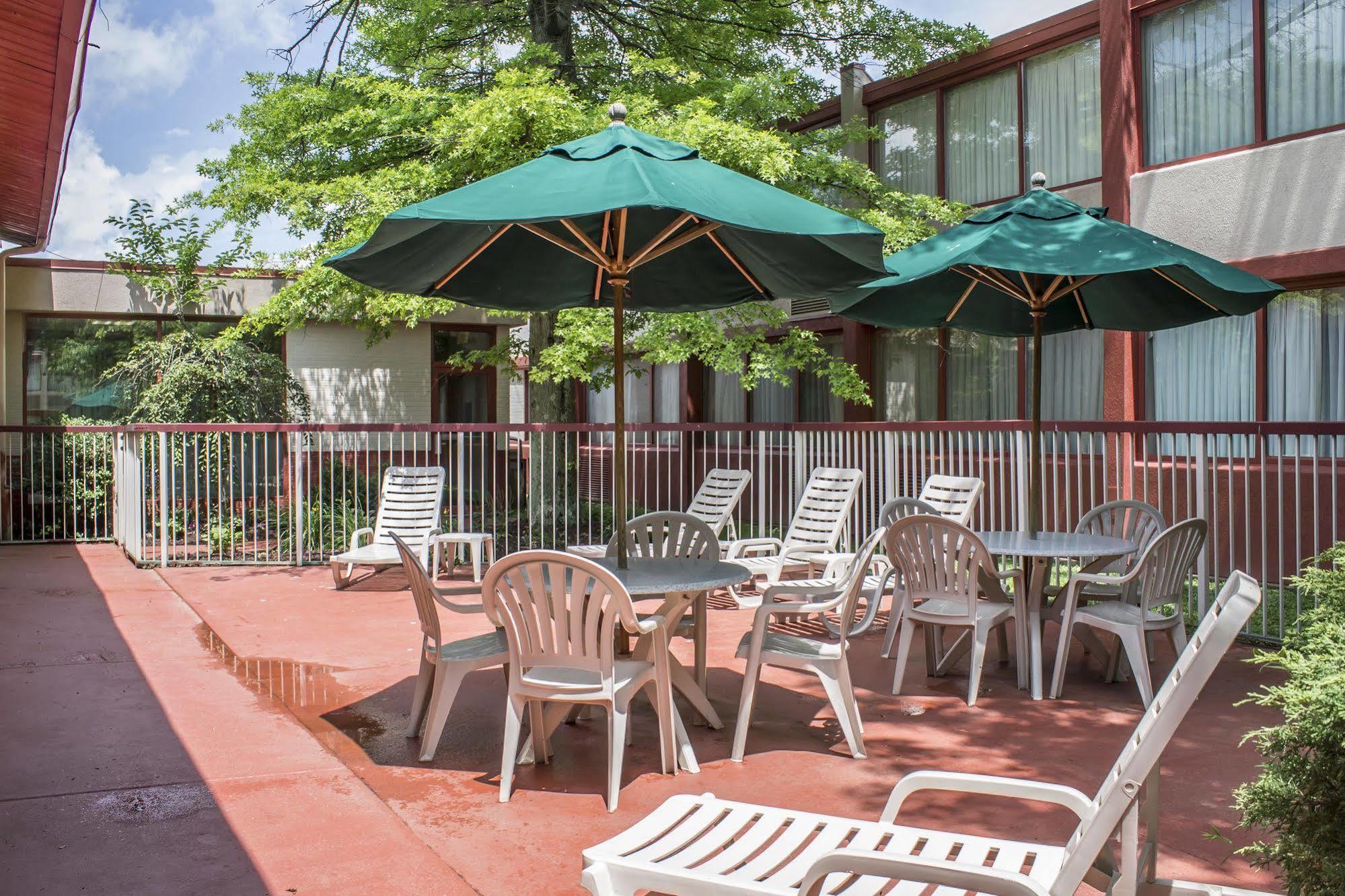 Norwood Inn Hudson Экстерьер фото
