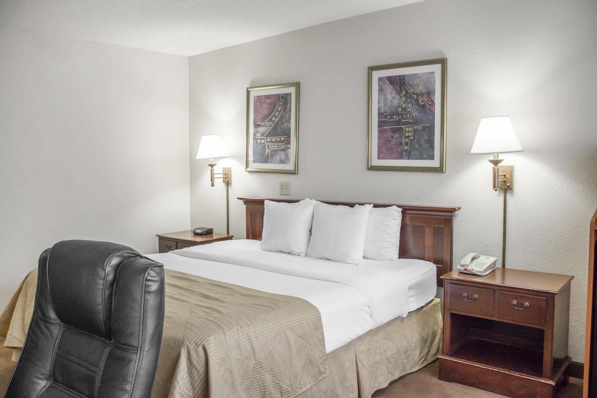 Norwood Inn Hudson Экстерьер фото